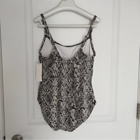 CALVIN KLEIN
Black Viper Starburst One-Piece Swimsuit size 6 - Picture 3 of 8